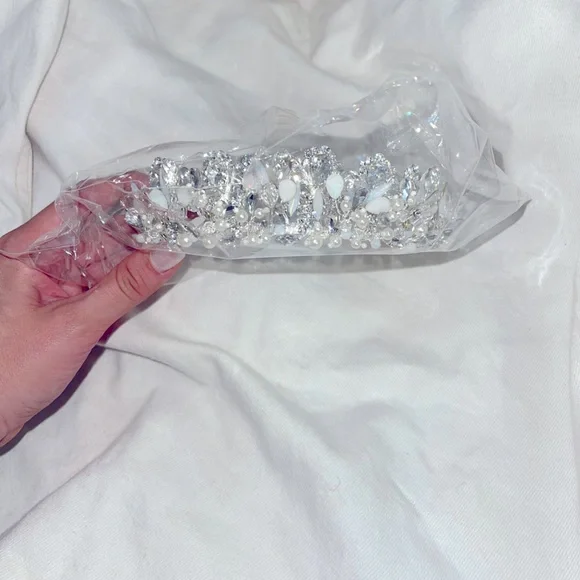 Giselle Bridal beaded pearl Tiara (silver) never been worn.